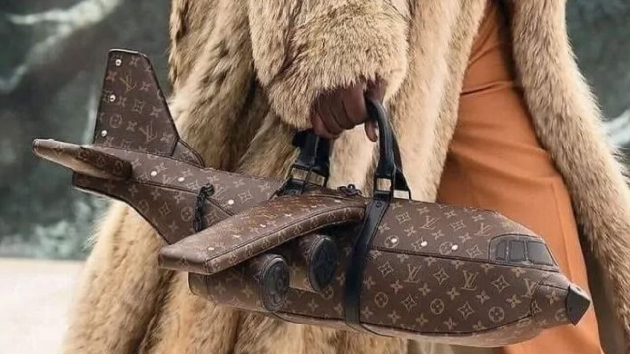 The plane-shaped BAG by Vuitton: it costs more than a real AIRPLANE - Res  Humana