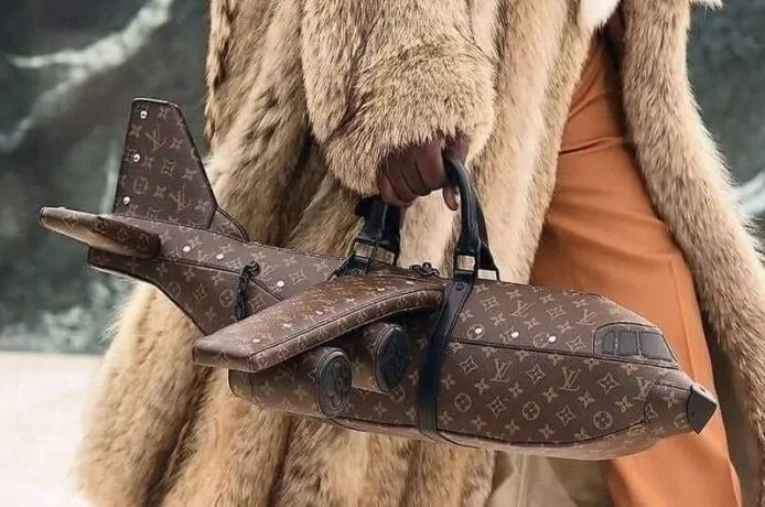 The plane-shaped BAG by Vuitton: it costs more than a real
